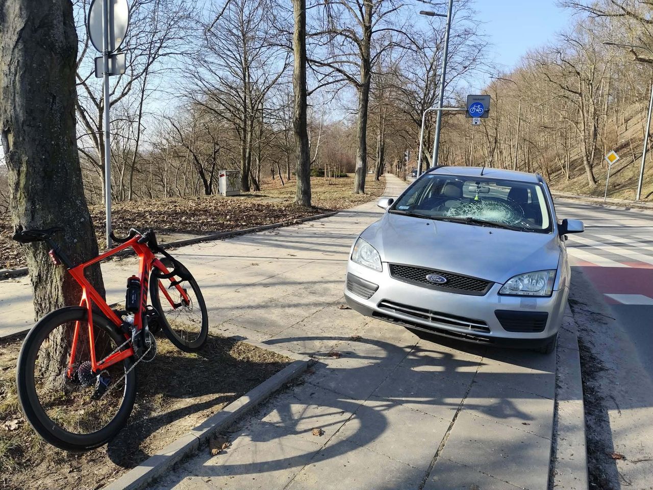 Zdarzenie na ul. Mostowej. Rowerzysta trafił do szpitala po zderzeniu z samochodem!