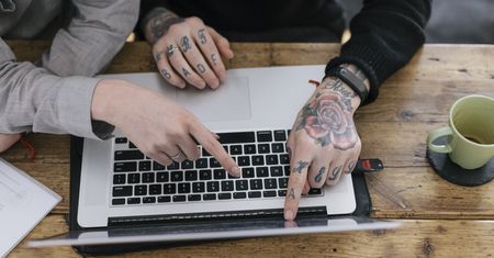 Tatuaże w miejscu pracy nie powinny być już problemem. Są nowe badania