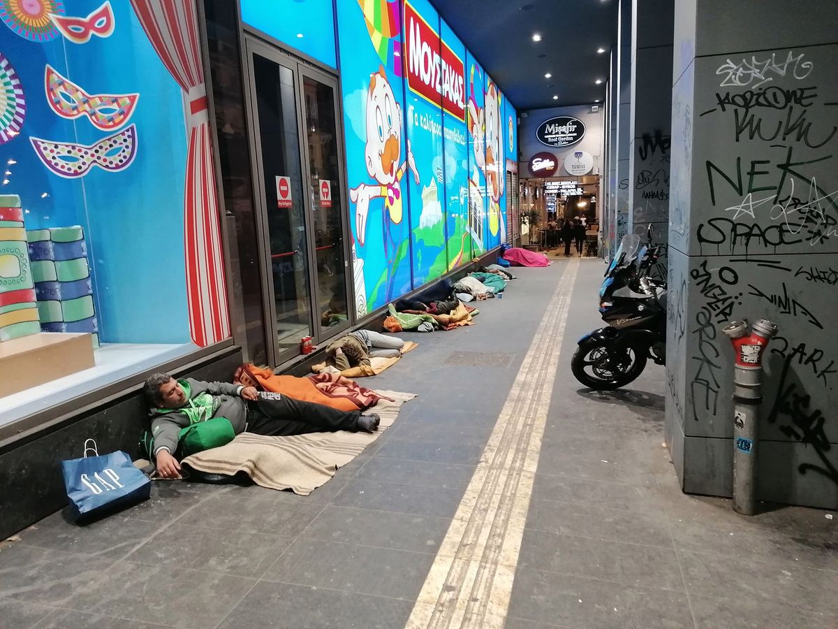 Ateny. Turystka przerażona bezdomnymi na ulicy