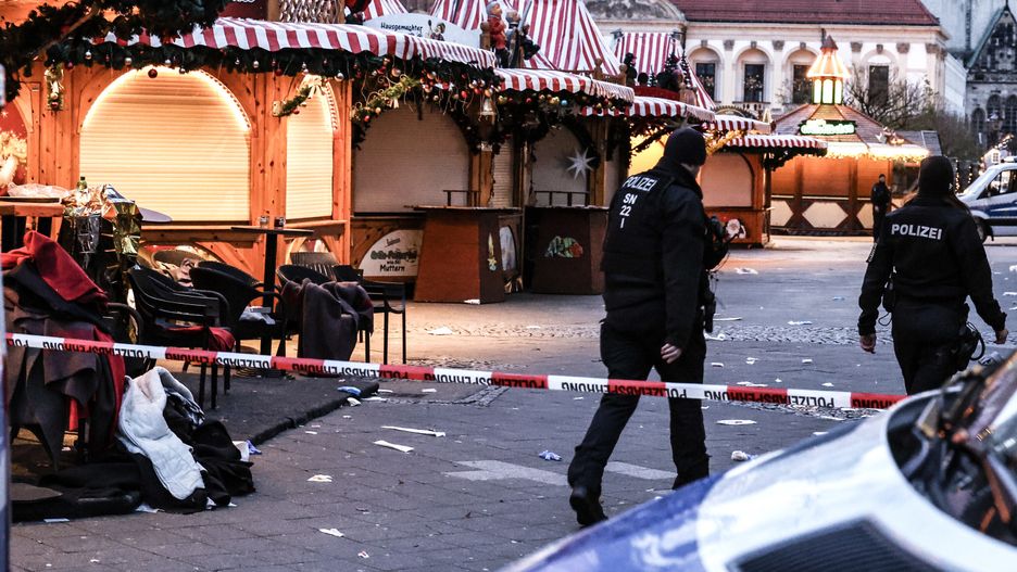 At least two dead and scores injured following vehicle-ramming attack on Christmas market
epaselect epa11787860 German police officers patrol a cordoned off area at the scene of a vehicle-ramming attack on the Christmas market in Magdeburg, Germany, 21 December 2024. According to the Magdeburg police, at least two people were confirmed dead, scores were injured, and the suspect, a Saudi national, was taken into custody after he drove a car into a crowd at Magdeburg' Christmas market on 20 December.  EPA/FILIP SINGER 
Dostawca: PAP/EPA.
FILIP SINGER
epaselect