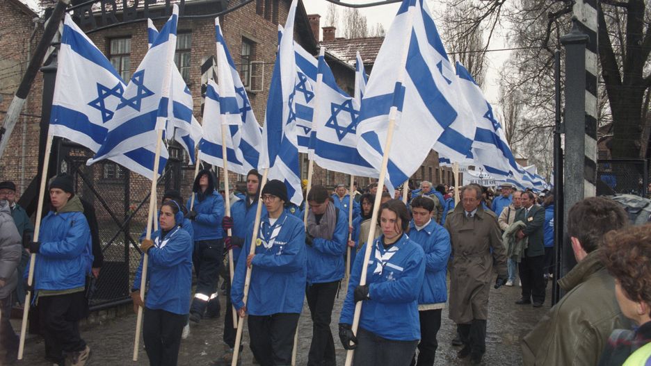 Młodzież z Izraela podczas Marszu Żywych na terenie obozu Auschwitz