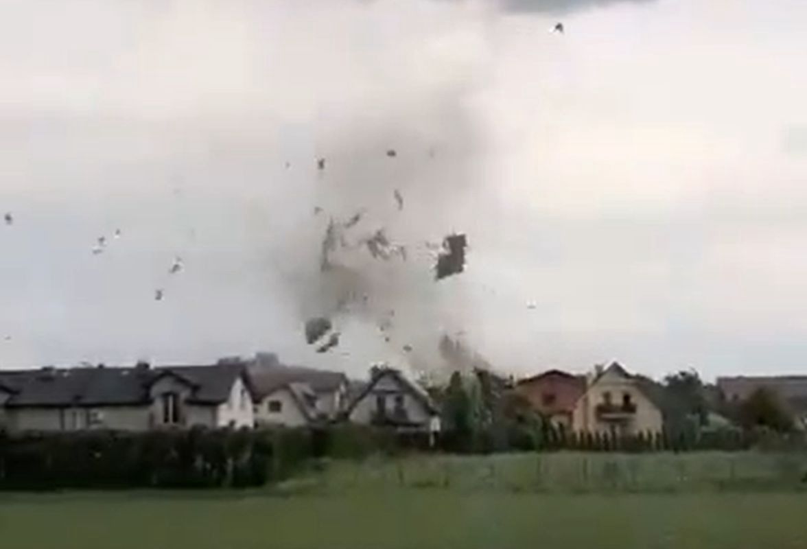 Trąba powietrzna zerwała dachy w Kaniowie.