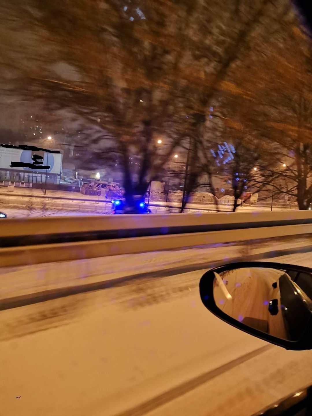 Renault uderzył w audi, a następnie w bariery na al. Tysiąclecia w Lublinie