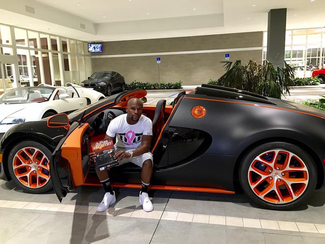 Tak, dobrze widzicie - to kolejny Veyron. Tym razem jest to niesamowity Grand Sport Vitesse, którego Mayweather nabył kilka miesięcy temu. Ta wersja Veyrona to Grand Sport (czyli roadster) z silnikiem z Super Sporta. Jest to więc kabriolet, który dysponuje mocą 1200 KM i momentem obrotowym, wynoszącym 1500 Nm. Ten luksusowy sportowiec rozpędza się do 100 km/h w 2,6 s. Czy to już ostatnie Bugatti na tej liście? Bynajmniej.