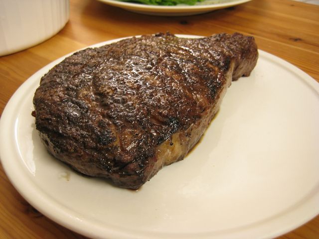 Grillowany stek z antrykotu wołowego bez kości (samo mięso)