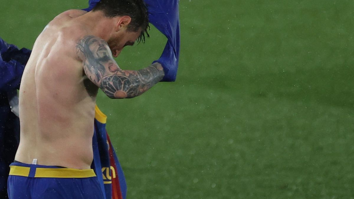 Lionel Messi zmienia koszulkę podczas El Classico
