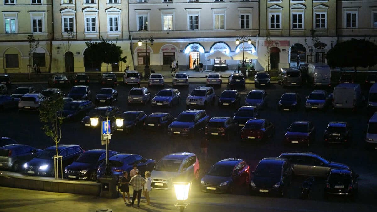 Samochody na Placu Zamkowym w Lublinie