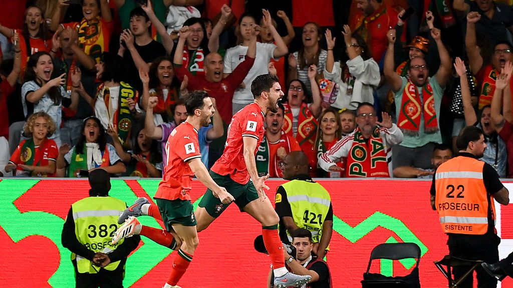 Getty Images / Stephen McCarthy/Sportsfile / Na zdjęciu: piłkarze reprezentacji Portugalii celebrujący gola