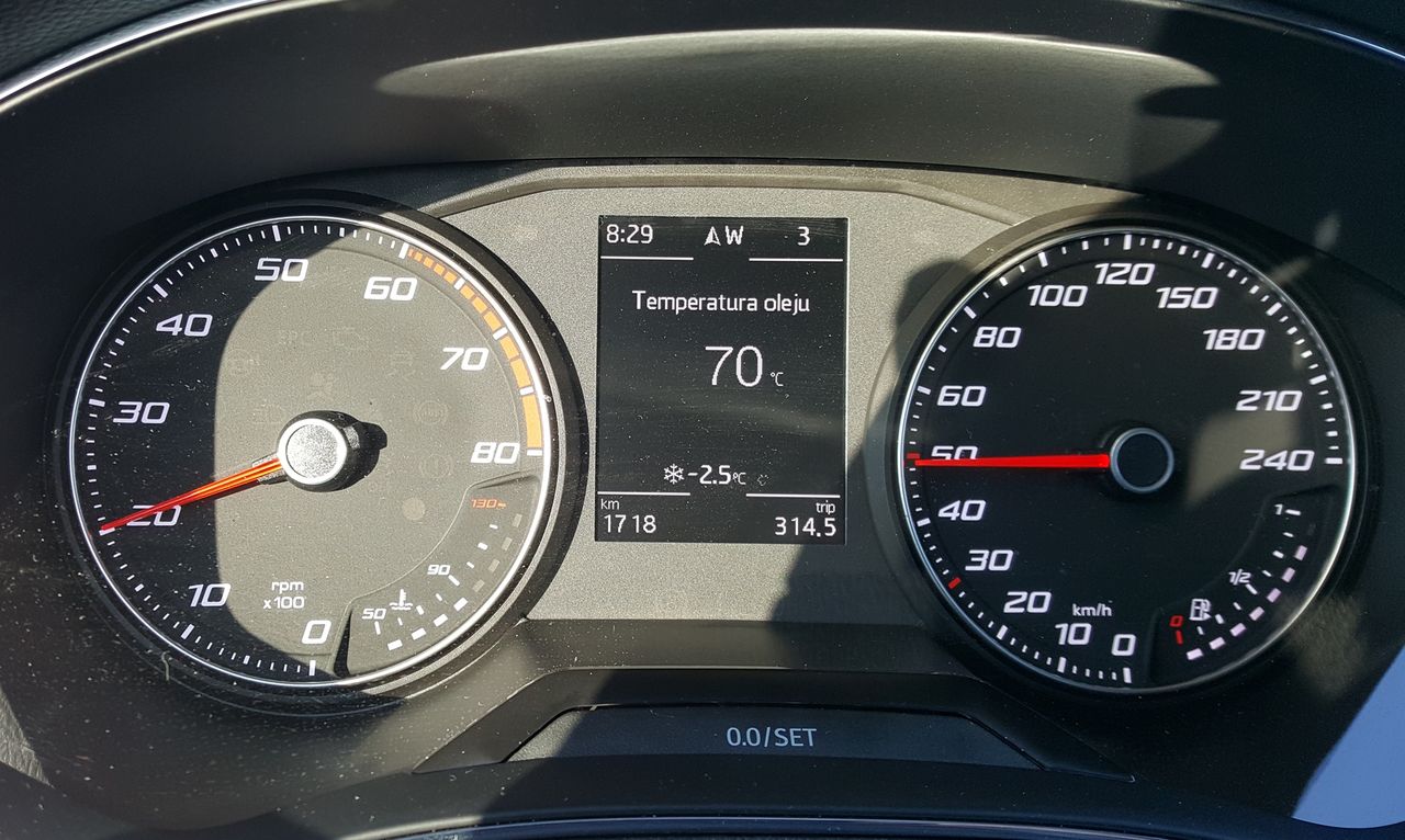 Temperatura silnika czy oleju szybciej wzrośnie w trakcie jazdy niż postoju.