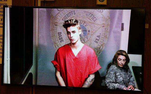 Justin Bieber w więziennym drelichu na widoprzesłuchaniu  przed sędzią Josephem Fariną