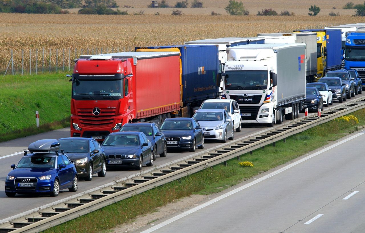Uwaga kierowcy! Korek na A4 po kolizji ciężarówek i auta osobowego. Utrudnienia potrwają kilka godzin