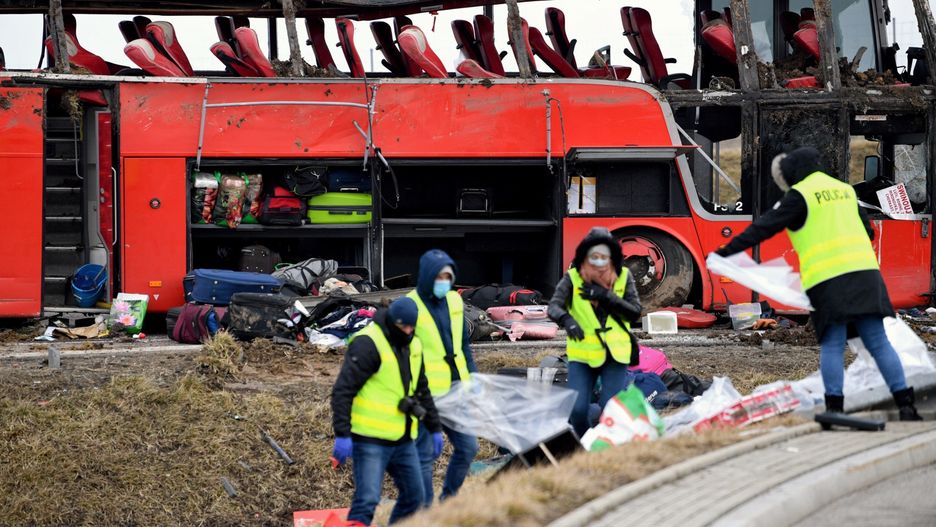 Wypadek autokaru na A4. Konferencja prasowa wojewody i przedstawicieli służb