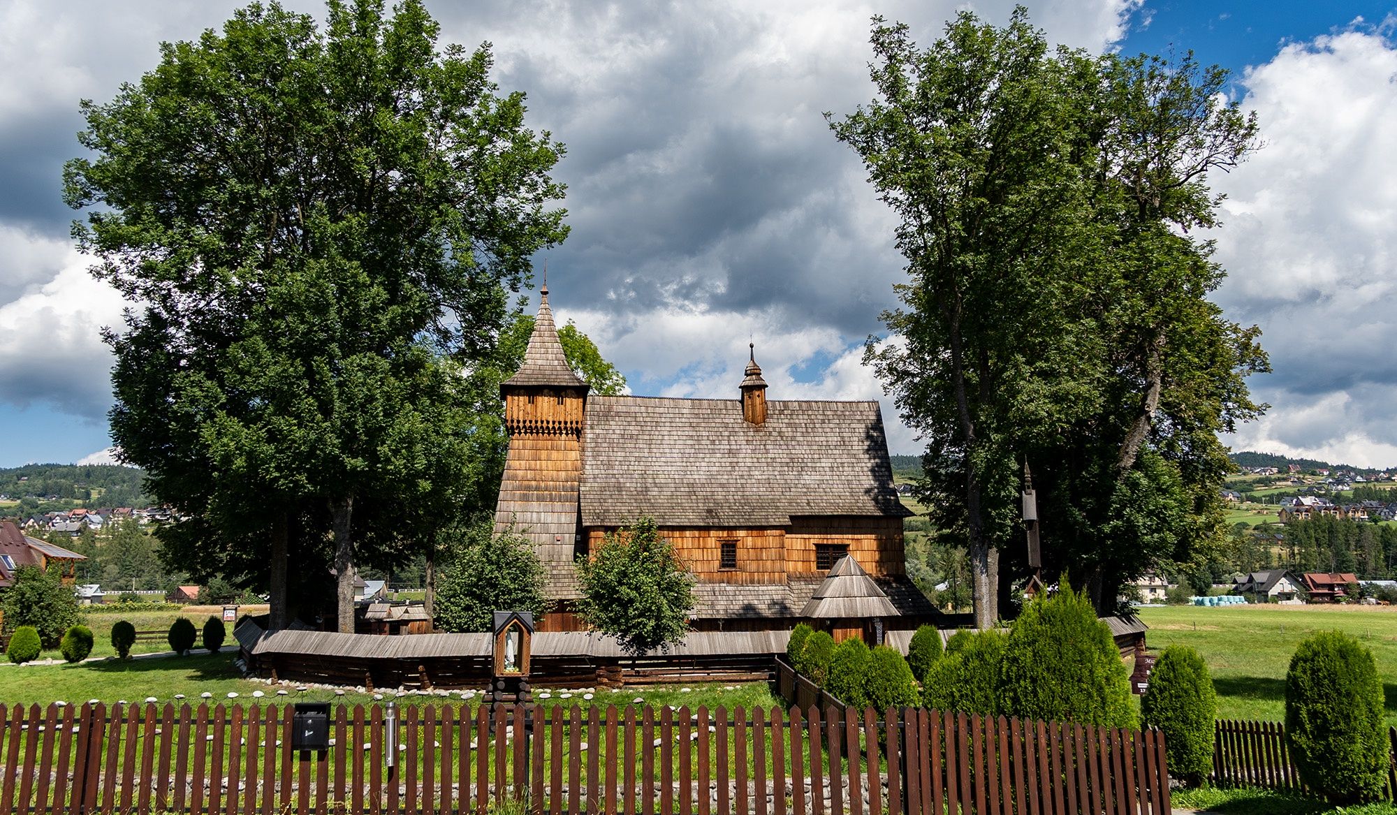 Zabytkowy kościół w Dębnie. Zabytek UNESCO.