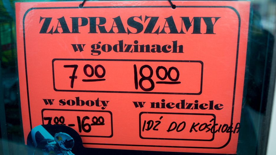 W niedziele mogą być otwarte te małe sklepy, w których za ladą stanie właściciel. Ale większość sklepów jest zamknięta