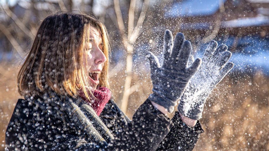 W przypadku przemarznięcia w pierwszej kolejności należy zapobiec dalszej utracie ciepła i pomóc ciału się rozgrzać.