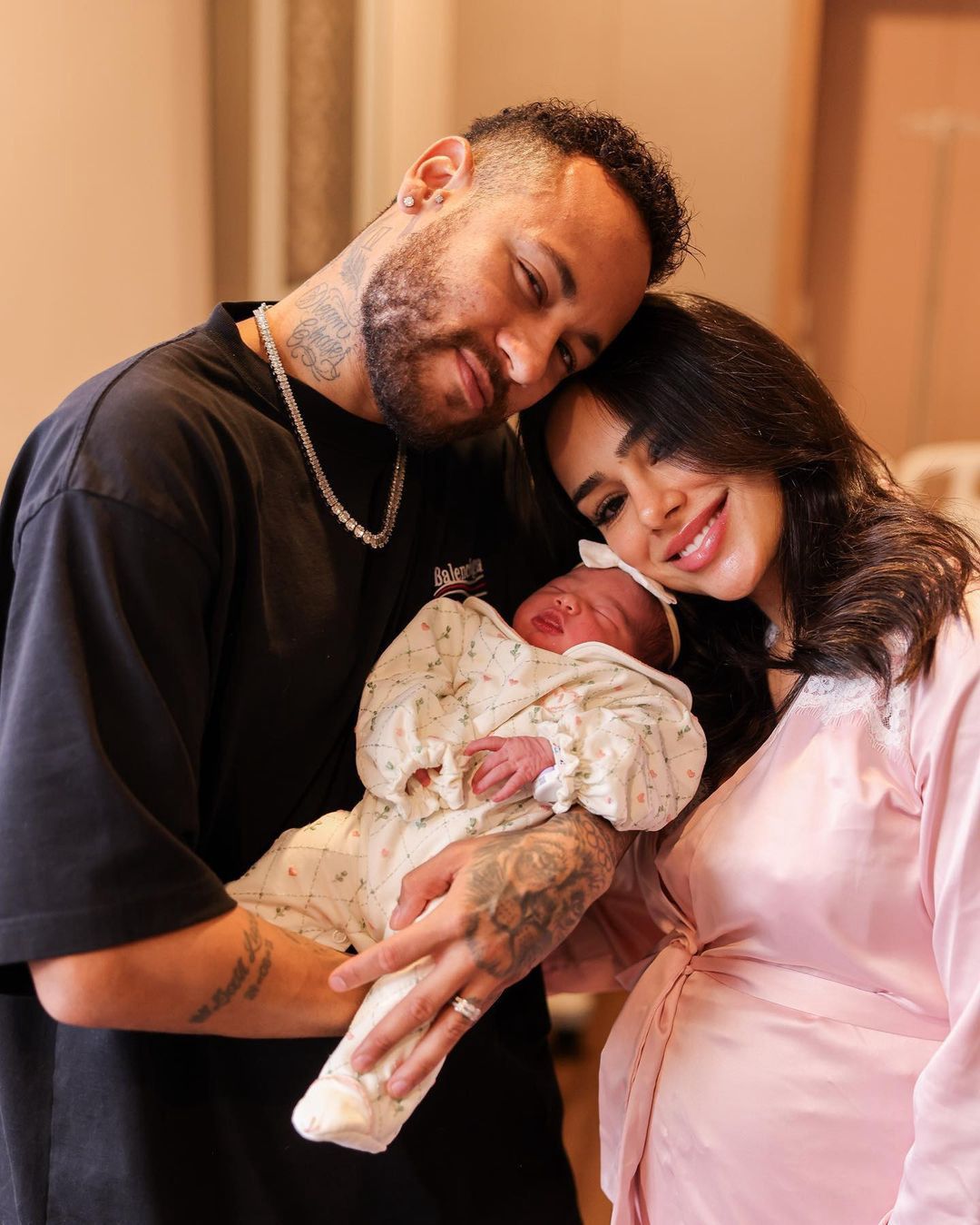 Neymar with his partner and daughter