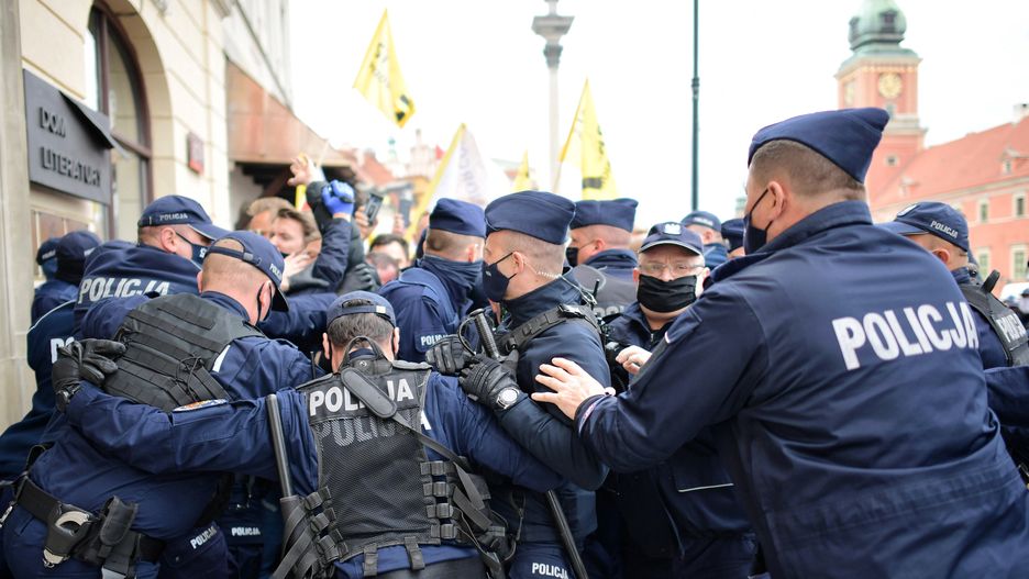 Strajk przedsiębiorców. Policja używała gazu i siły wobec protestujących