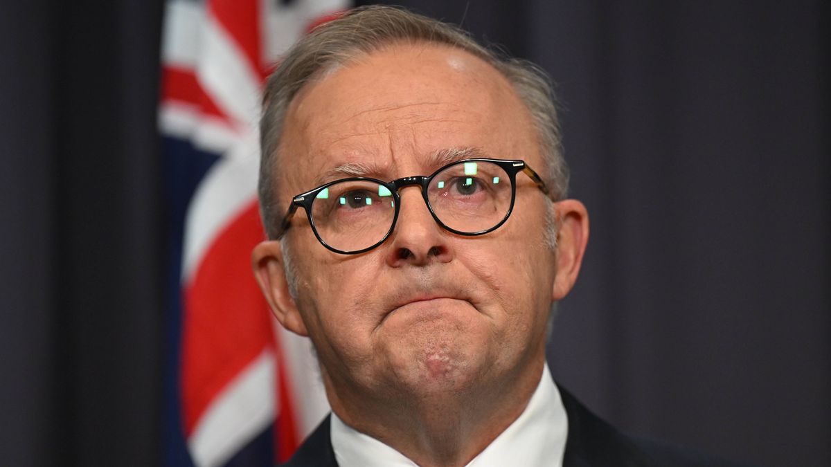 Australian Prime Minister Albanese press conference following Bondi Beach shooting
epa12591298 Australian Prime Minister Anthony Albanese holds a press conference following a shooting incident at Sydney's Bondi Beach, at Parliament House in Canberra, Australian Capital Territory, Australia, 14 December 2025. NSW Police confirmed at least ten deaths, including one alleged shooter, following the incident at Bondi Beach in Sydney. Eleven others were injured, including two police officers. Authorities said the second alleged shooter remains in critical condition and is in custody. Albanese commented on the incident as 'shocking and distressing'.  EPA/LUKAS COCH  AUSTRALIA AND NEW ZEALAND OUT 
Dostawca: PAP/EPA.
LUKAS COCH
CURRENT AFFAIRS, BONDI SHOOTING, BONDI MASS SHOOTING, ANTI SEMITISM, HANUKKAH, TERRORISM, MASS CASUALTY, ANTISEMITISM, SHOOTING PRESSER, NSW, AUSTRALIAN SHOOTING, SHOOTING SCENE, EMERGENCY SERVICES, NSW POLICE, RELIGIOUS SHOOTING, NEWS, AUSTRALIAN PM