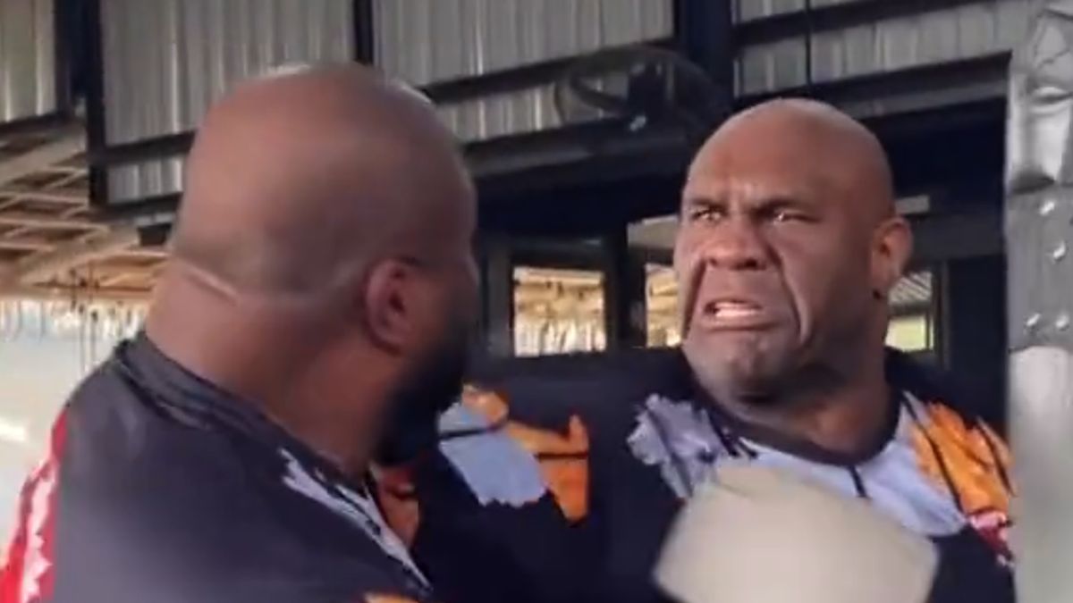 Bob Sapp (z prawej) szykuje się do niezwykłej walki