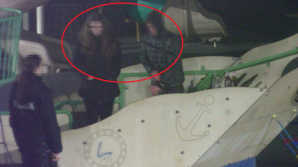 Młodzież przyłapana na placu zabw