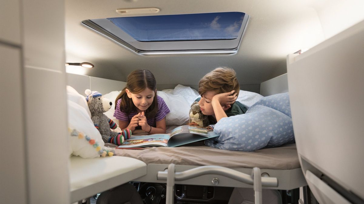 Tak podróżować nie wolno, a już tym bardziej na rozkładanym łóżku piętrowym