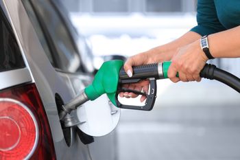 Nowe ceny paliw w weekend i poniedziałek. Benzyna drożej, diesel taniej
