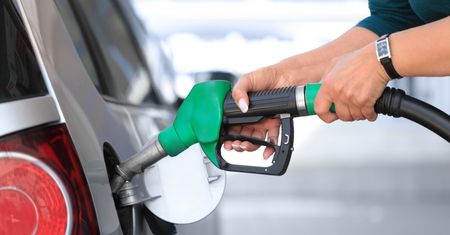 Nowe ceny paliw w weekend i poniedziałek. Benzyna drożej, diesel taniej