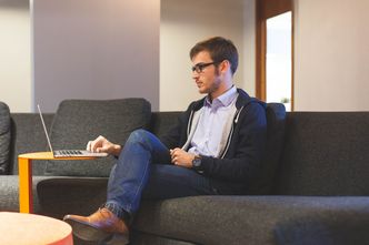 Rynek pracy w Polsce. Studenci nie wiedzą, jaka jest różnica pomiędzy umową o pracę a umową zleceniem