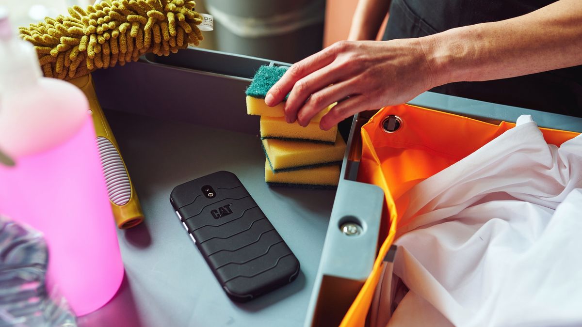 Twój smartfon jest brudniejszy niż deska klozetowa. CAT chce to zmienić i wypuszcza dwa nowe "czyste" telefony 1