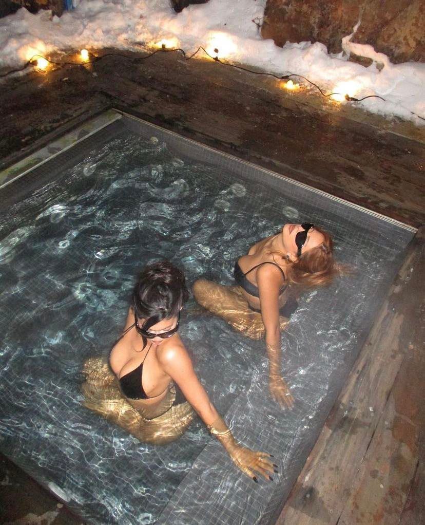 Lateksowa Kylie Jenner WDZIĘCZY SIĘ w jacuzzi