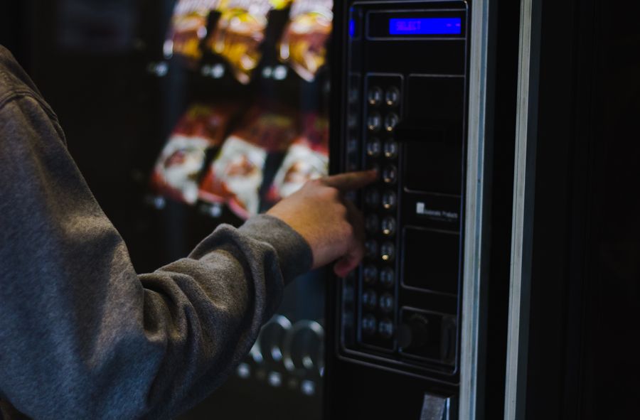 Mieszkaniec Bytomia sprzedawał alkohol w automacie 