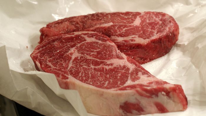 Surowy stek z antrykotu wołowego bez kości (samo mięso, II klasa mięsa)