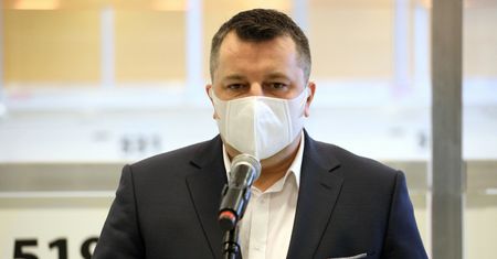 Polski dyplomata zakażony indyjskim wariantem koronawirusa. "Jego stan się poprawia"