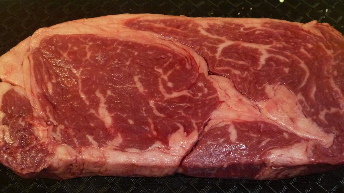 Surowy stek z antrykotu wołowego bez kości (samo mięso, III klasa mięsa)