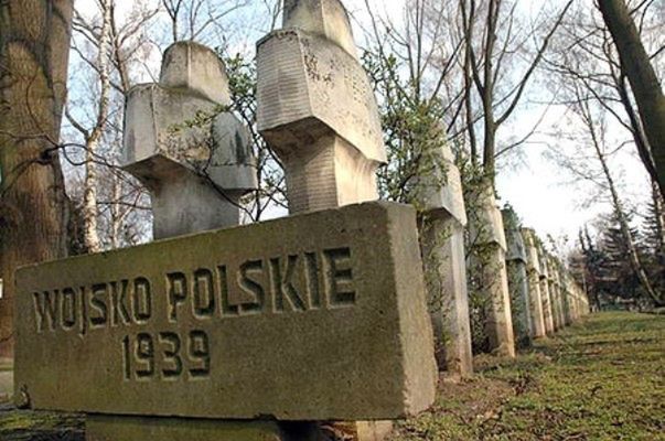 IPN chce wznowić poszukiwania szczątków ofiar na warszawskiej Łączce