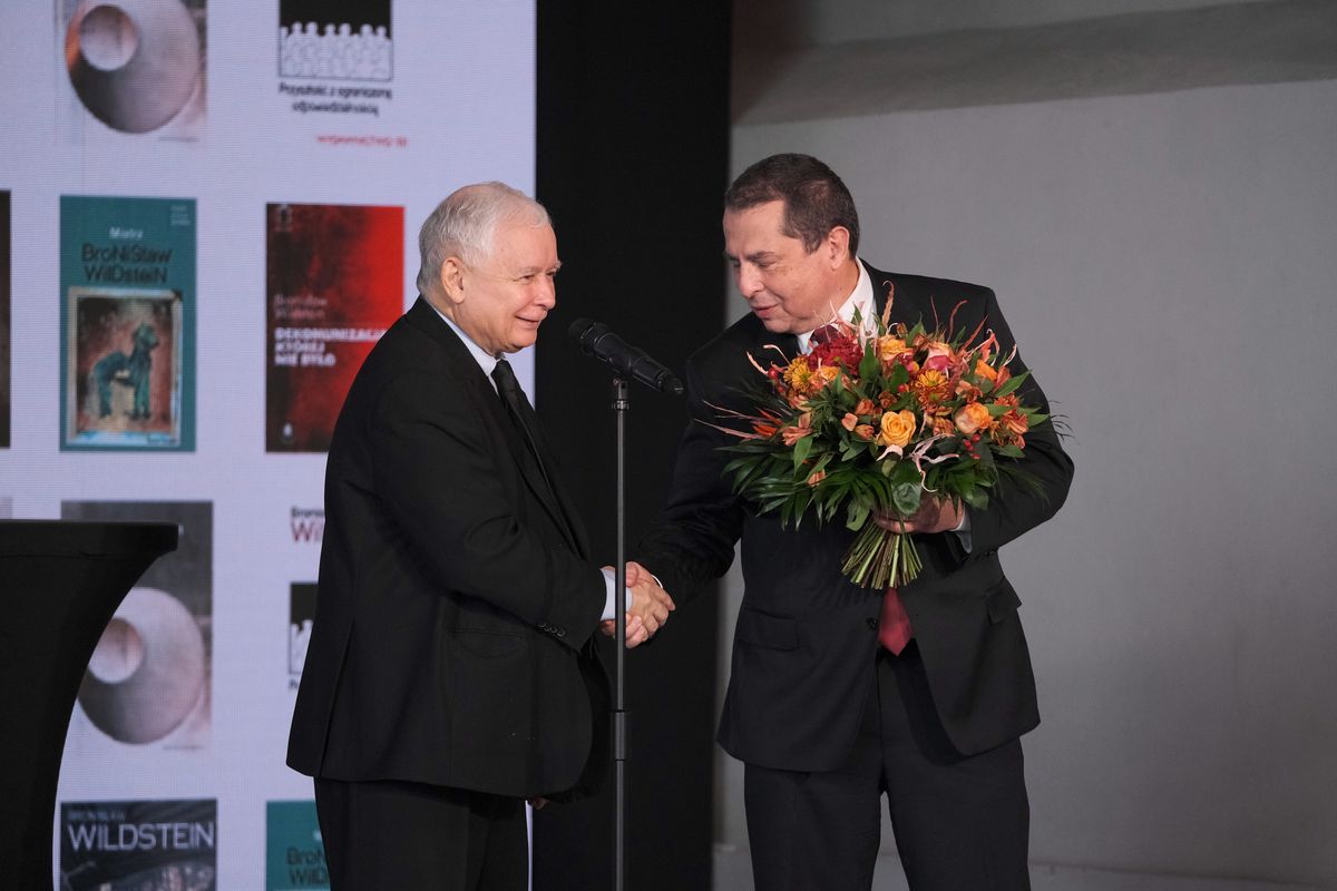 Jarosław Kaczyński i Bronisław Wildstein podczas X Kongresu Polska Wielki Projekt. Bez maseczek  