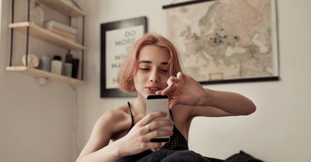 Piękna cera bez podkładu. Te kosmetyki pomogą ci zachować naturalny blask