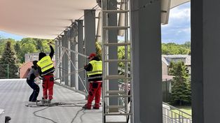 Koniec z cieknącym dachem na Stadionie Miejskim w Sandomierzu. Trwa remont trybun.