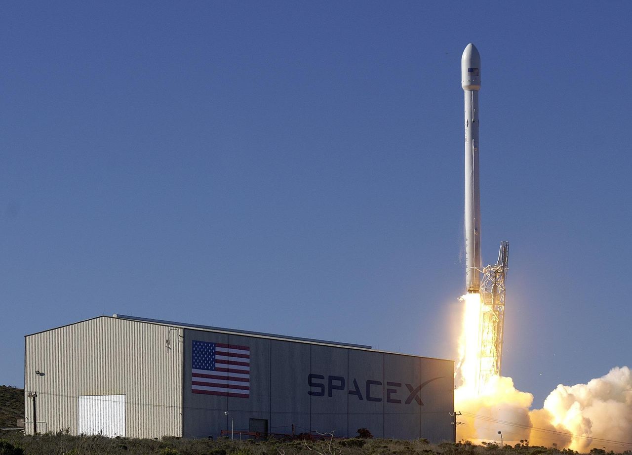 Chińscy naukowcy przyglądają się satelitom od SpaceX