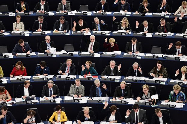 Eurodeputowani PiS zatrudniali ludzi na lewych etatach? Będą zwracać pieniądze