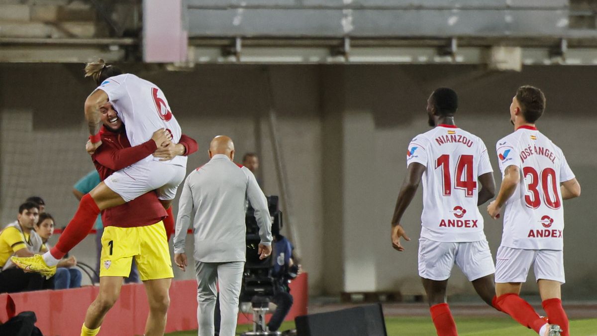 PAP/EPA / CATI CLADERA / Na zdjęciu: radość piłkarzy Sevilli FC