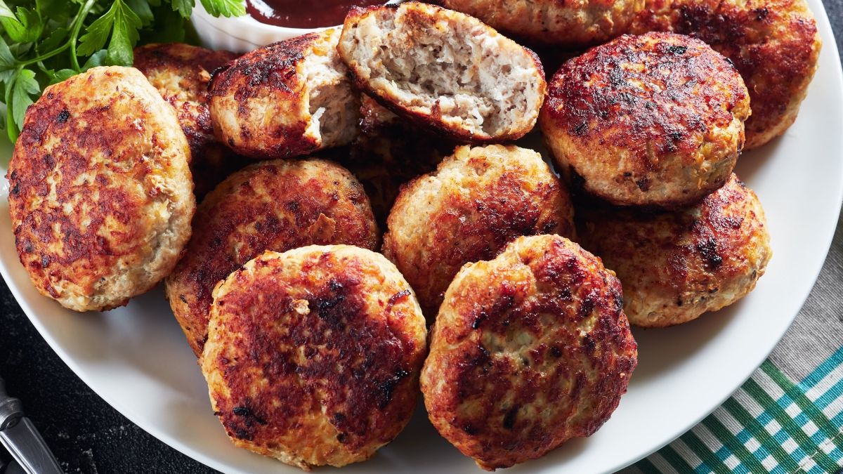 Talerz soczystych i chrupiących kotletów mielonych
