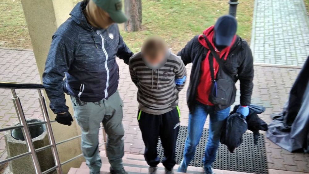 Policjanci z Otwocka zatrzymali 32-latka, który wysyłał dwuznaczne smsy do 9-latki. 