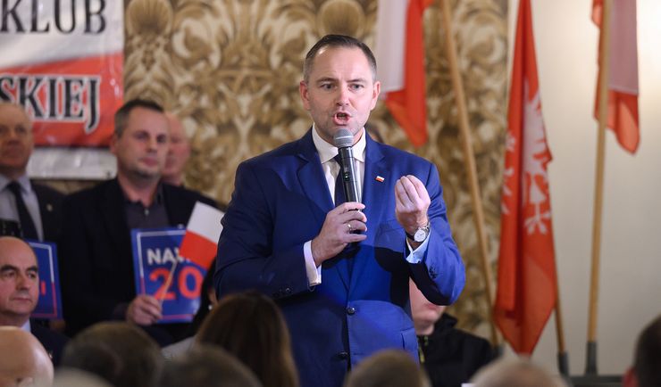 Krzyki na wiecu Nawrockiego. Prowadzący próbował ratować sytuację