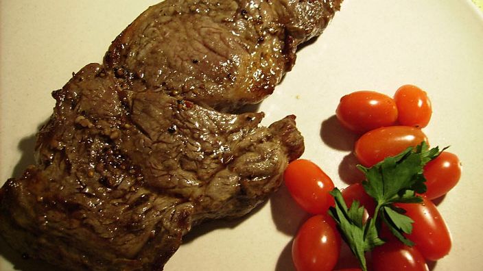 Pieczony antrykot wołowy bez kości (samo mięso)