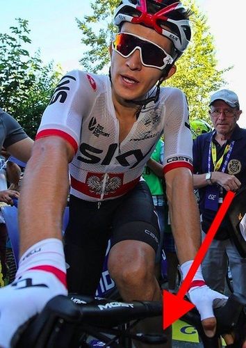 Czerwona strzałka pokazuje, że uchwyt na licznik rowerowy jest... pusty. Fot. tourdepologne.pl/ATCOMMUNICATION