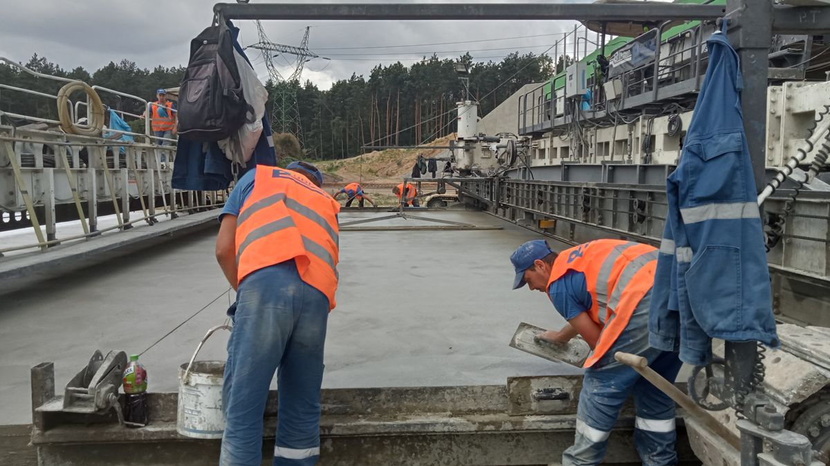Obsługa rozściełacza do budowy nawierzchni betonowej autostrady A1