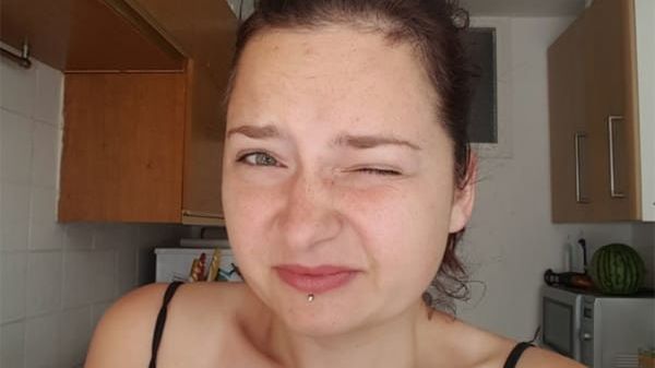 Szklanka wody z cytryną to świetny pomysł na rozpoczęcie dnia