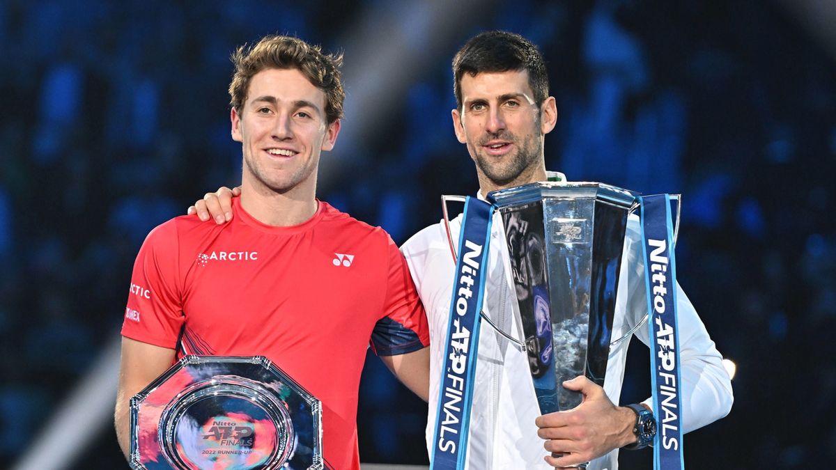 Casper Ruud (z lewej) i Novak Djoković - finalista i mistrz ATP Finals 2022