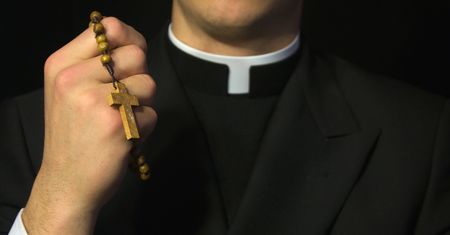 Ksiądz z różańcem i... paralizatorem. Wierni z Dolnego Śląska mają dość